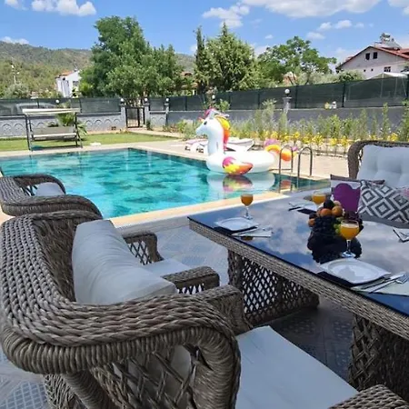 Ay, Fethiye Ciftlikte, 6 Yatak Odali, 14 Kisilik , Mustakil Havuzlu Luks