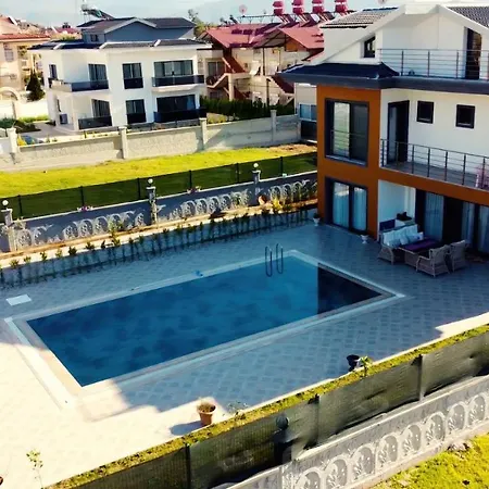 Ay, Fethiye Ciftlikte, 6 Yatak Odali, 14 Kisilik , Mustakil Havuzlu Luks
