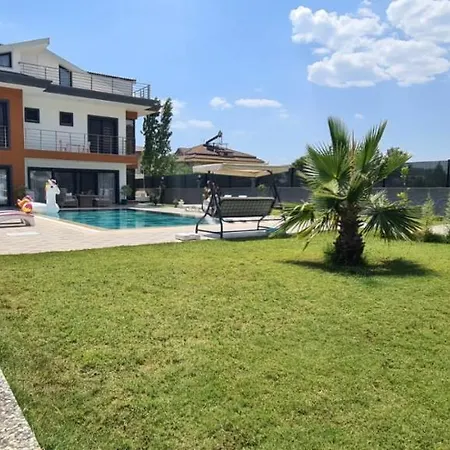 Ay, Fethiye Ciftlikte, 6 Yatak Odali, 14 Kisilik , Mustakil Havuzlu Luks *