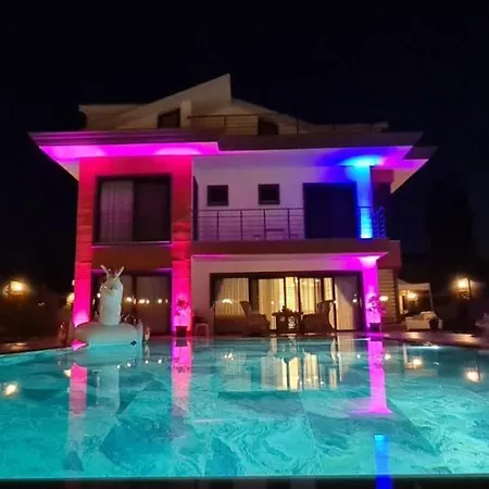 Ay, Fethiye Ciftlikte, 6 Yatak Odali, 14 Kisilik , Mustakil Havuzlu Luks